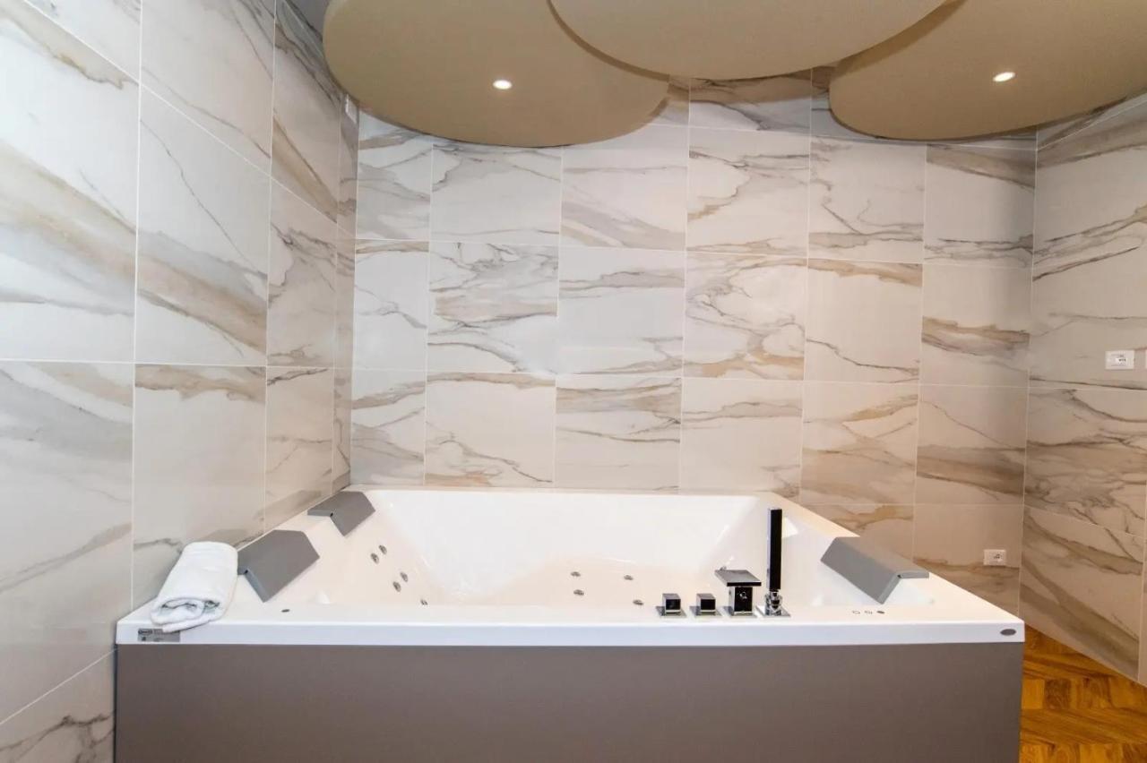 Jacuzzi Suite Home By Enjoy Garda Hotel Peschiera del Garda Exterior photo