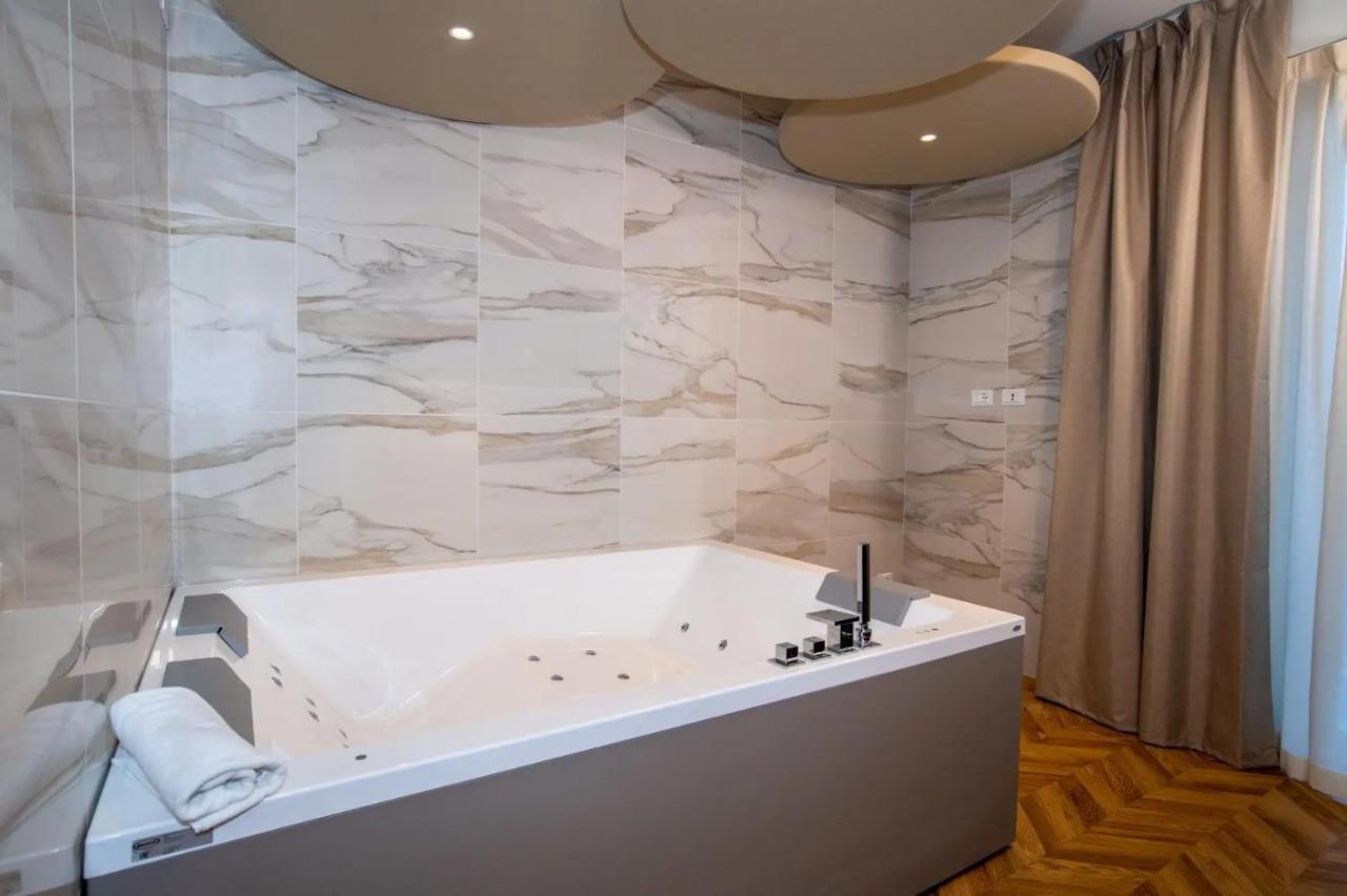 Jacuzzi Suite Home By Enjoy Garda Hotel Peschiera del Garda Exterior photo